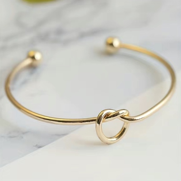 Independent Jewelry - NWT Golden love/trust knot minimalist classic bangle bracelet new with tags